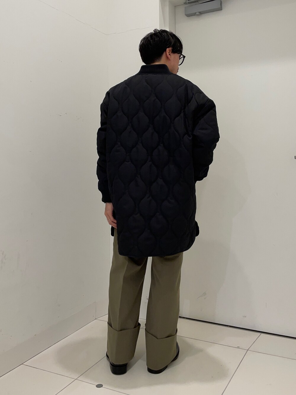 ホワイト系のダウンジャケット/コートを着用したメンズの冬コーディネートの3枚目の写真