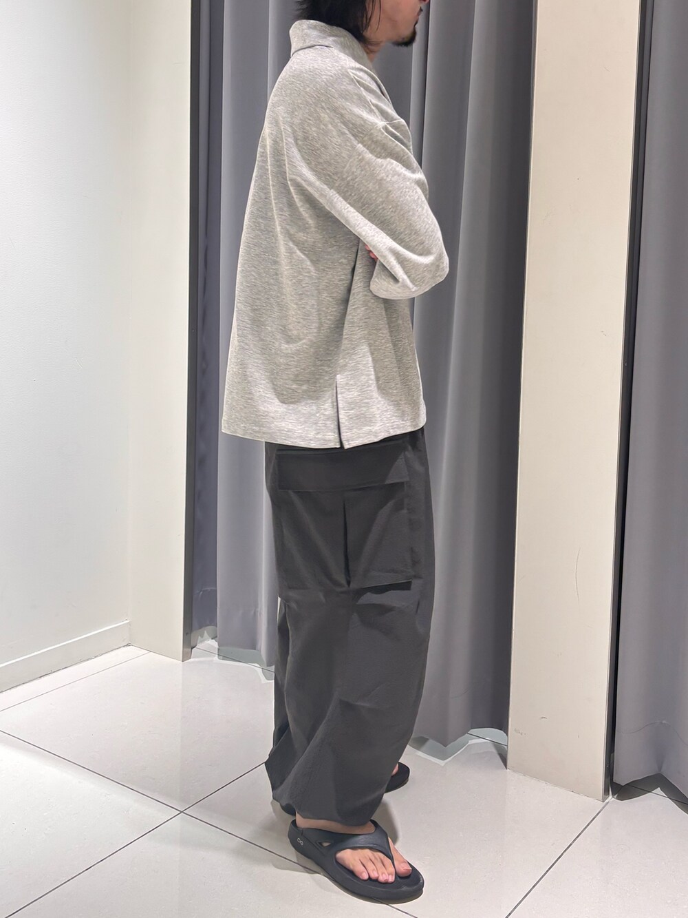 グレー系のその他パンツ、グレー系のTシャツ/カットソーを着用したメンズの夏コーディネートの3枚目の写真
