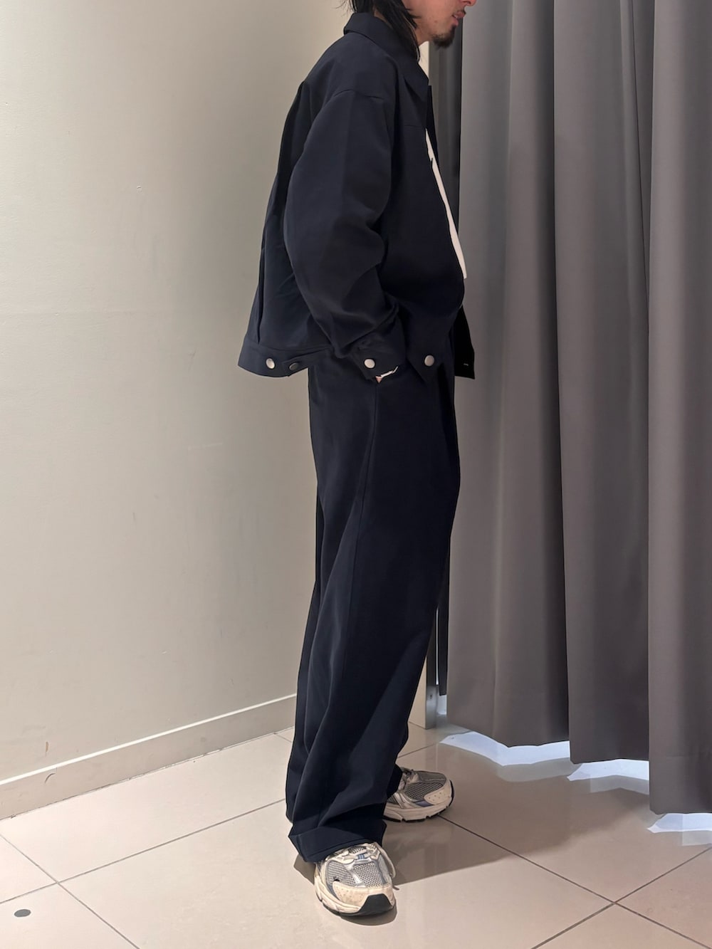 ブルー系のブルゾン、ブルー系のその他パンツを着用したメンズの春コーディネートの2枚目の写真