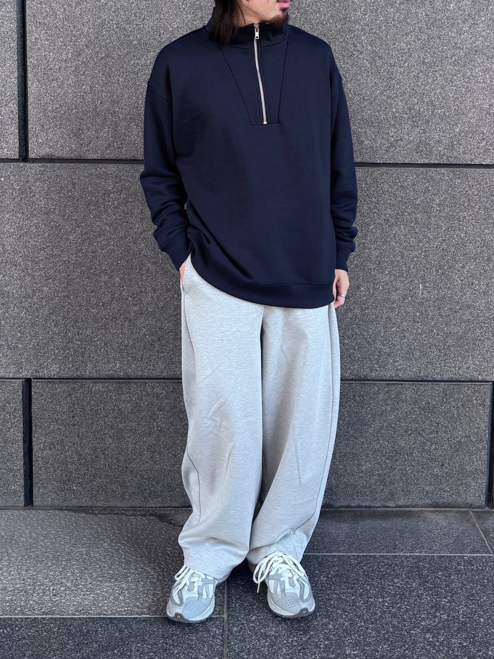 グレー系のその他パンツ、ブルー系のスウェットを着用したメンズの冬コーディネートの4枚目の写真