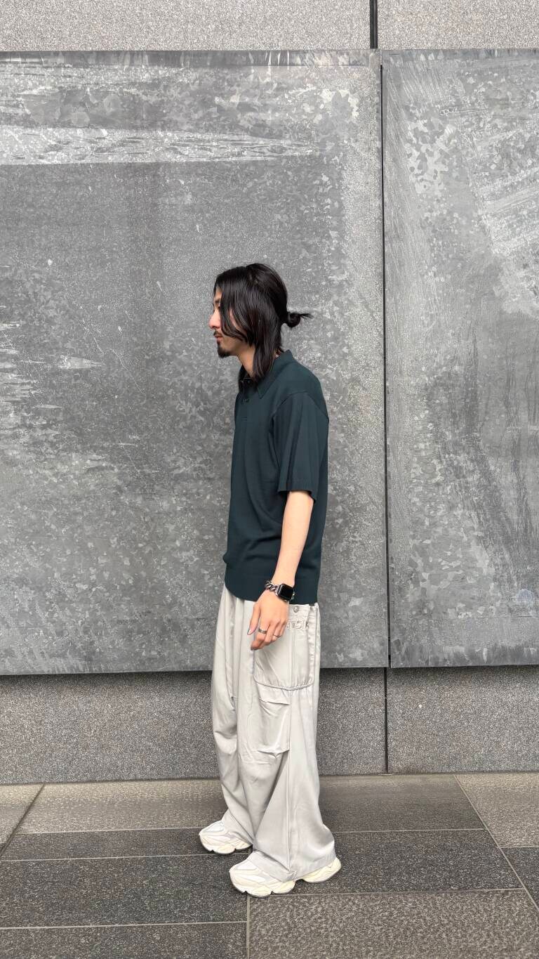 グリーン系のニット/セーター、グレー系のその他パンツを着用したメンズの春コーディネートの4枚目の写真