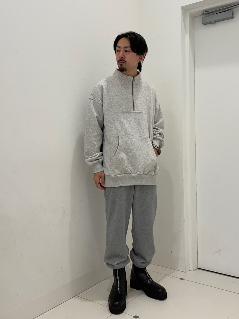 グレー系のその他パンツ、グレー系のスウェットを着用したメンズの秋コーディネートの2枚目の写真