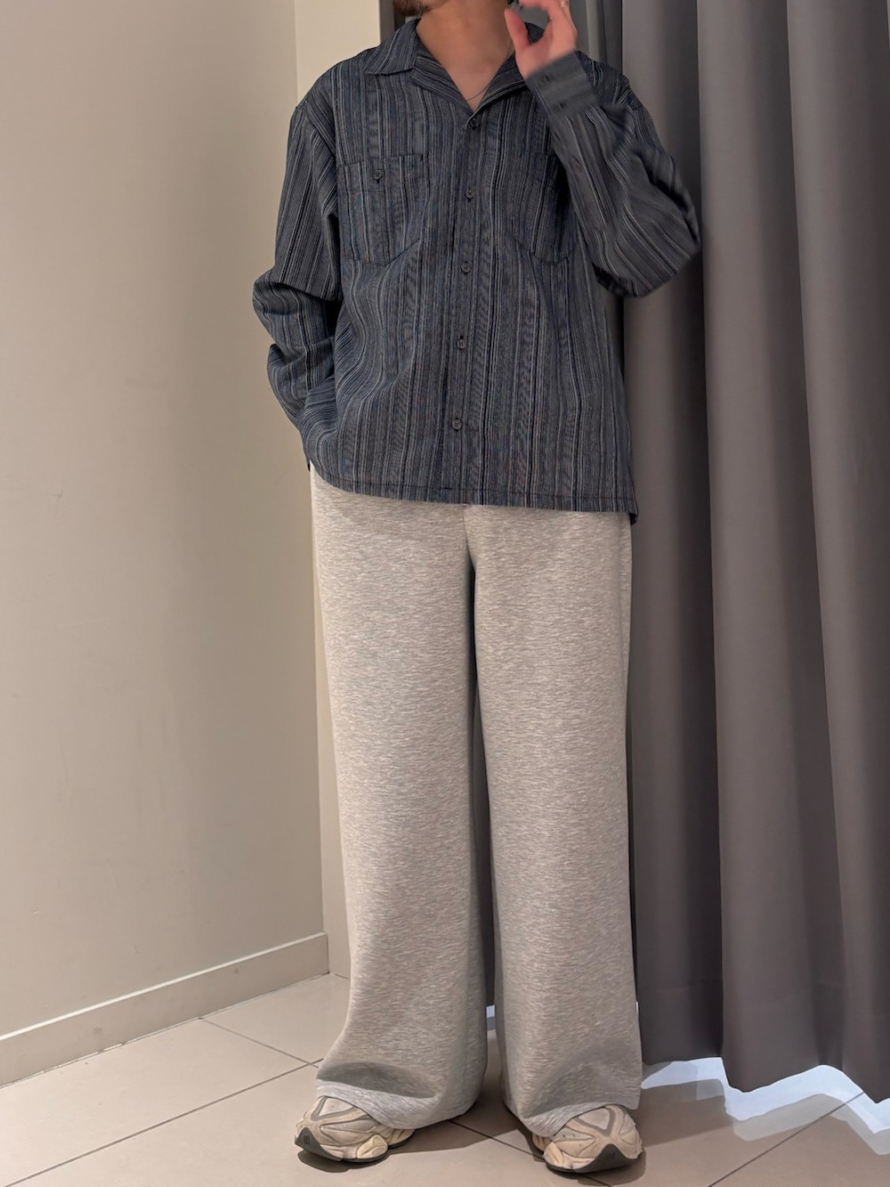 ブルー系のシャツ/ブラウス、グレー系のその他パンツを着用したメンズの春コーディネートの3枚目の写真