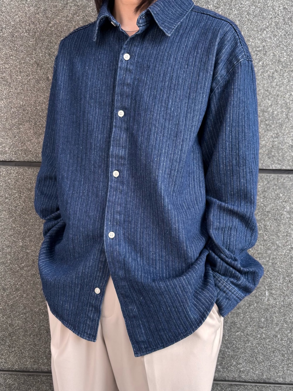 ブルー系のシャツ/ブラウス、ベージュ系のその他パンツを着用したメンズの冬コーディネートの2枚目の写真