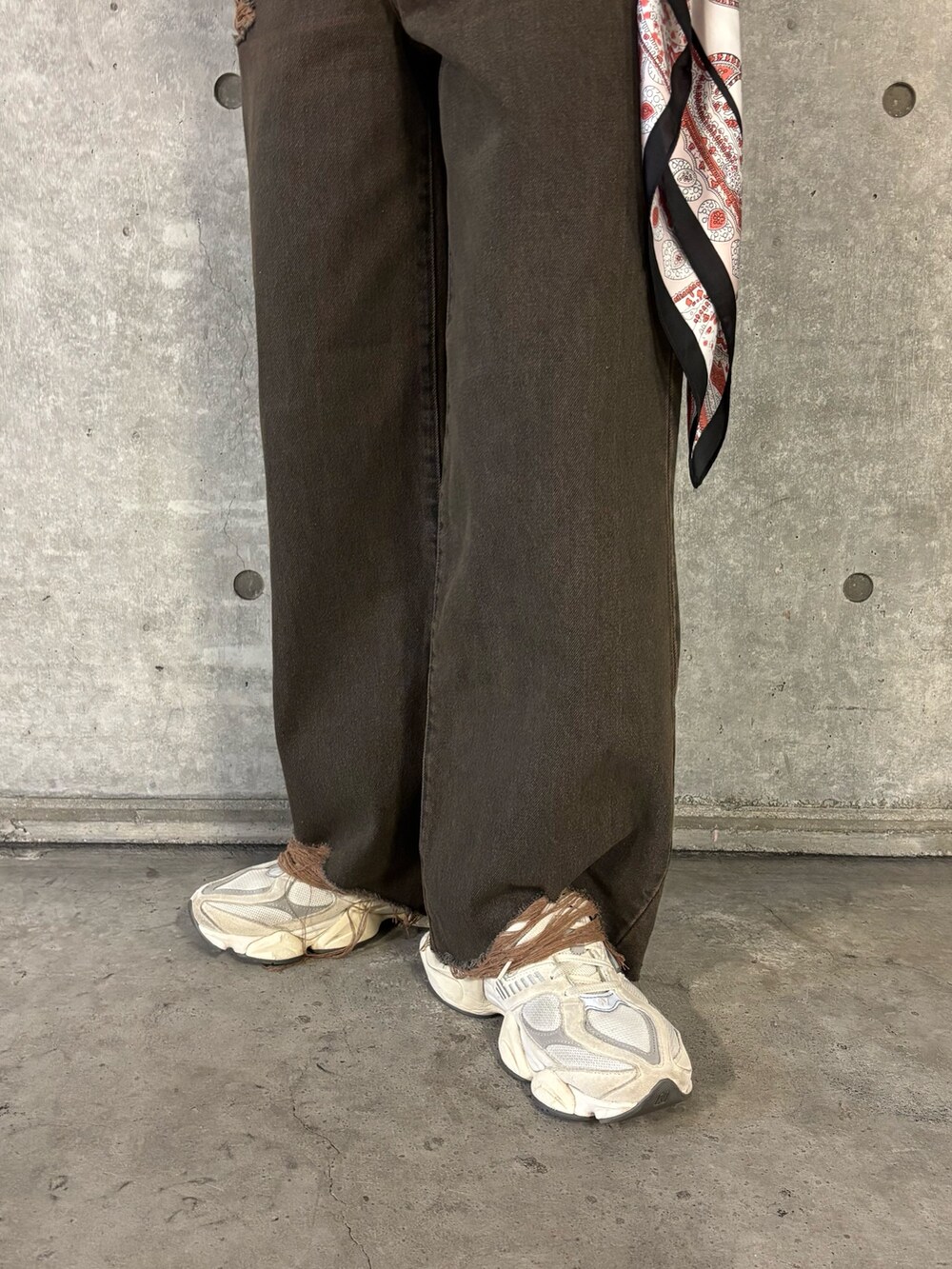 ブラウン系のニット/セーター、ブラウン系のデニムパンツを着用したメンズの秋コーディネートの5枚目の写真