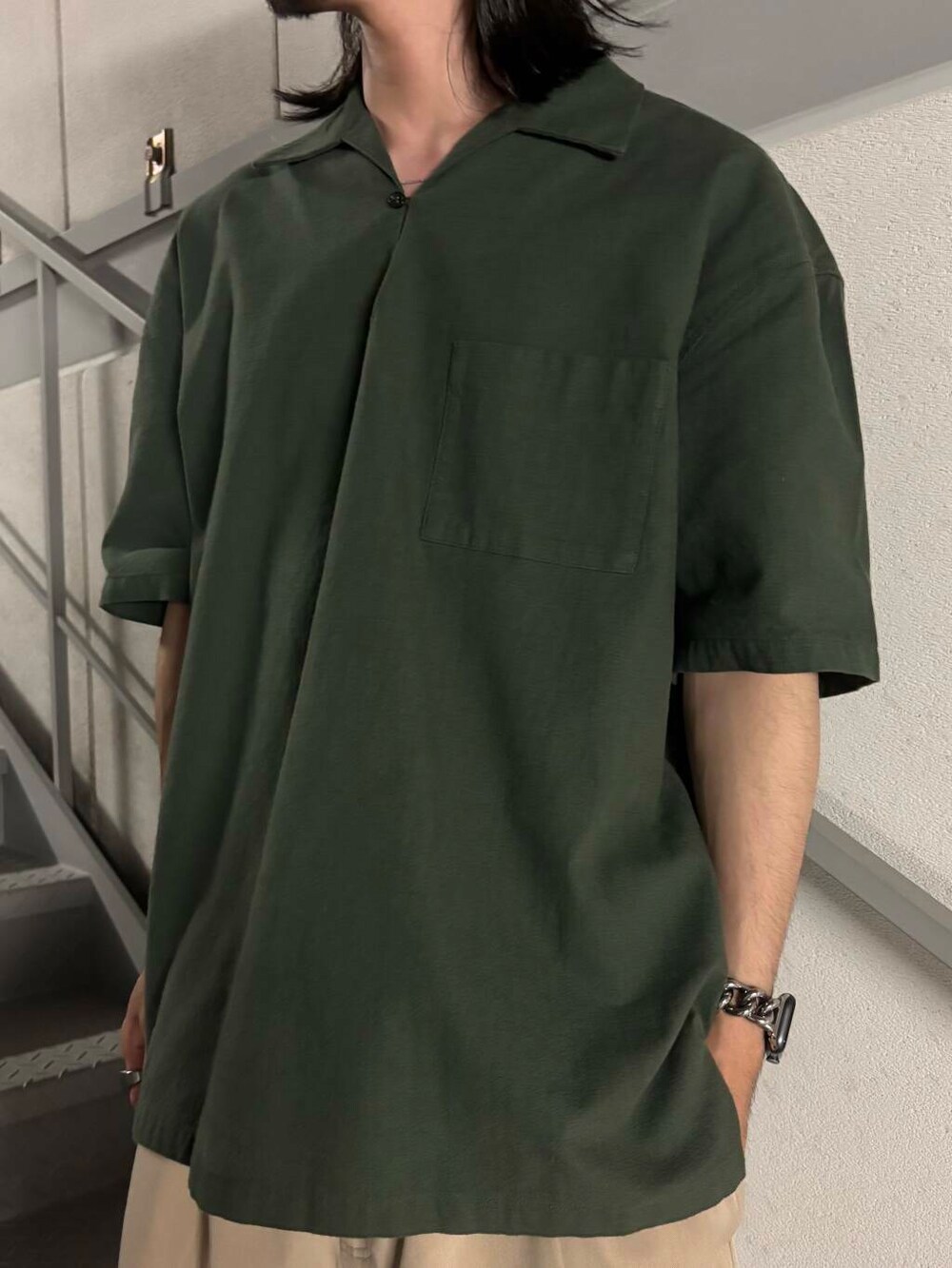 ベージュ系のその他パンツ、グリーン系のシャツ/ブラウスを着用したメンズの夏コーディネートの5枚目の写真