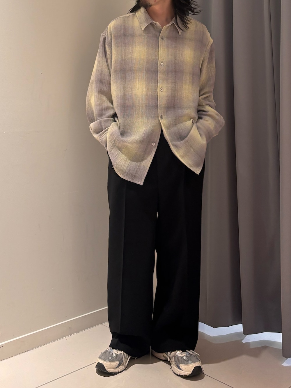 ブラック系のスラックス、イエロー系のシャツ/ブラウスを着用したメンズの春コーディネートの2枚目の写真