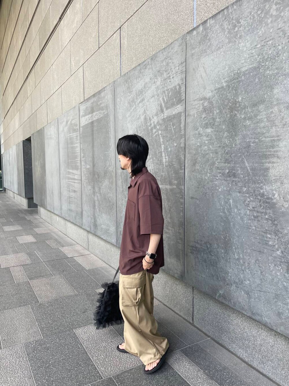 ベージュ系のカーゴパンツ、ブラック系のトートバッグ、ブラウン系のシャツ/ブラウスを着用したメンズの夏コーディネートの2枚目の写真