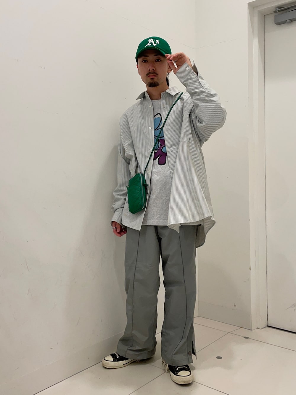 その他のシャツ/ブラウス、グリーン系のその他パンツを着用したメンズの秋コーディネートの2枚目の写真