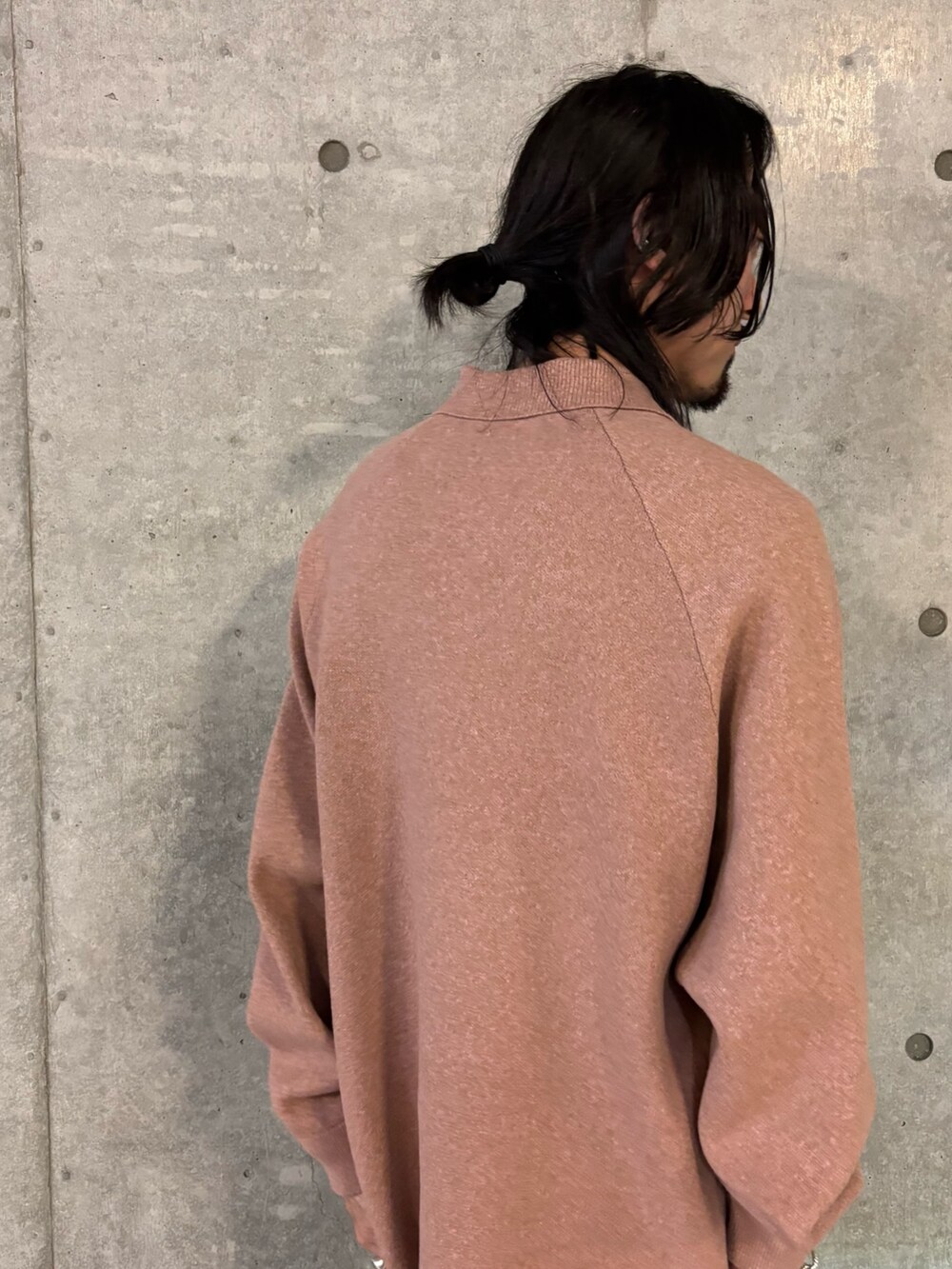 ピンク系のニット/セーター、ブラウン系のその他パンツを着用したメンズの秋コーディネートの3枚目の写真