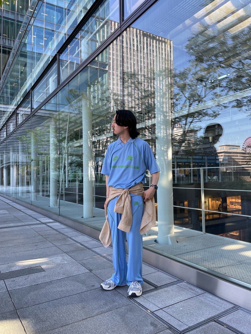 ブルー系のその他パンツ、ベージュ系のシャツ/ブラウス、ブルー系のTシャツ/カットソーを着用したメンズの夏コーディネートの4枚目の写真