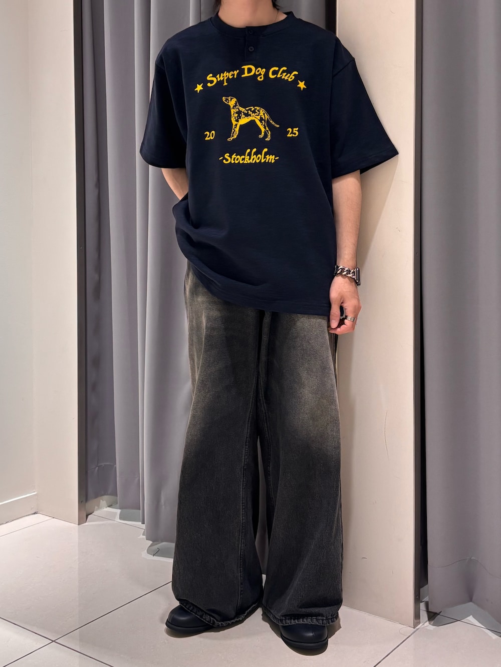 ブルー系のTシャツ/カットソー、ブラック系のデニムパンツを着用したメンズの春コーディネートの3枚目の写真