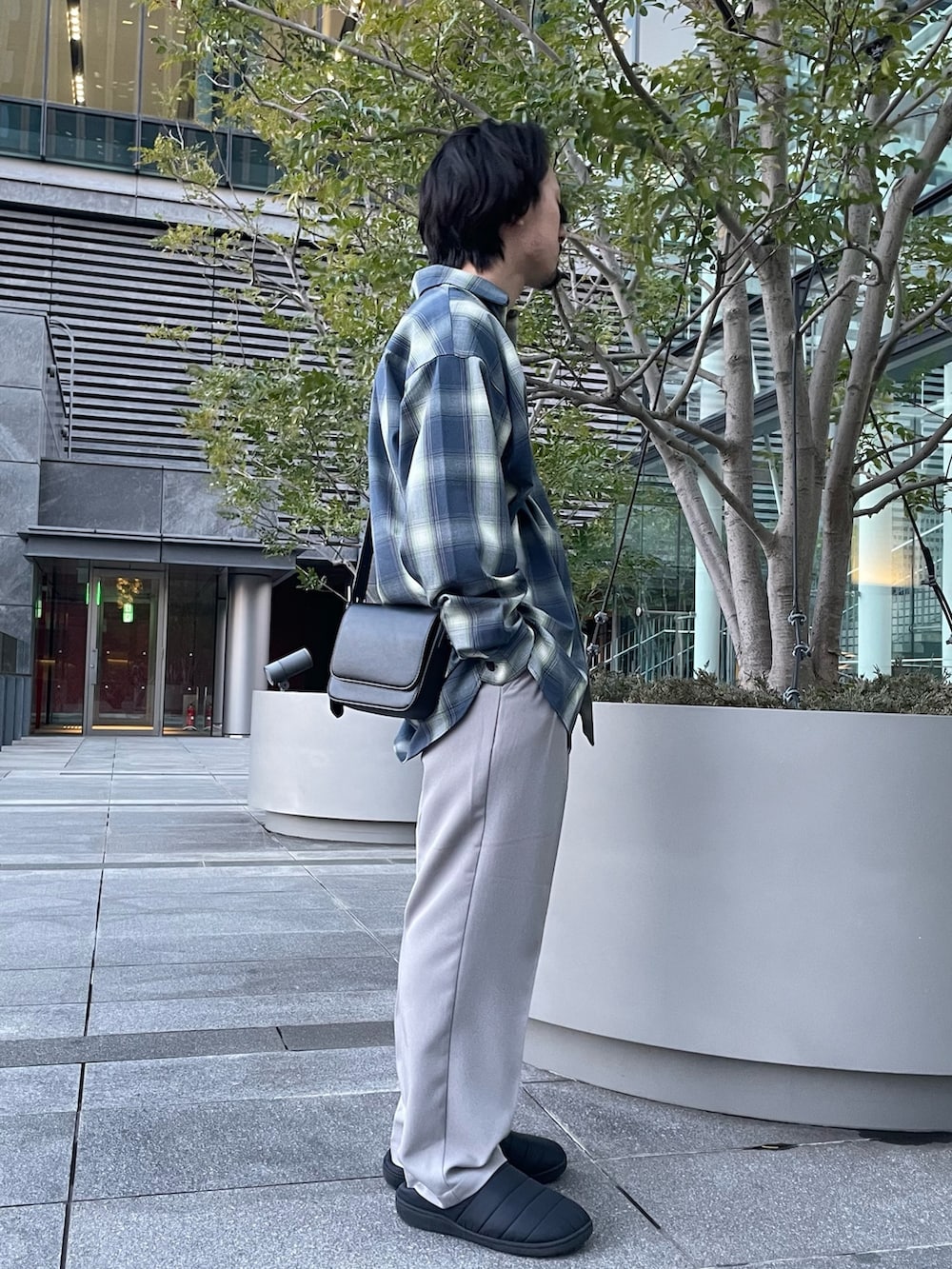 グレー系のその他パンツ、ブラック系のショルダーバッグ、その他のシャツ/ブラウスを着用したメンズの春コーディネートの2枚目の写真