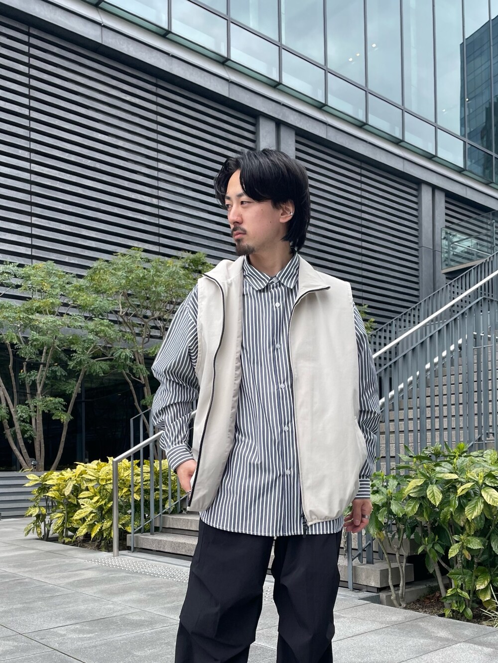 その他のシャツ/ブラウス、ブラック系のその他パンツ、ベージュ系のその他アウターを着用したメンズの春コーディネートの2枚目の写真