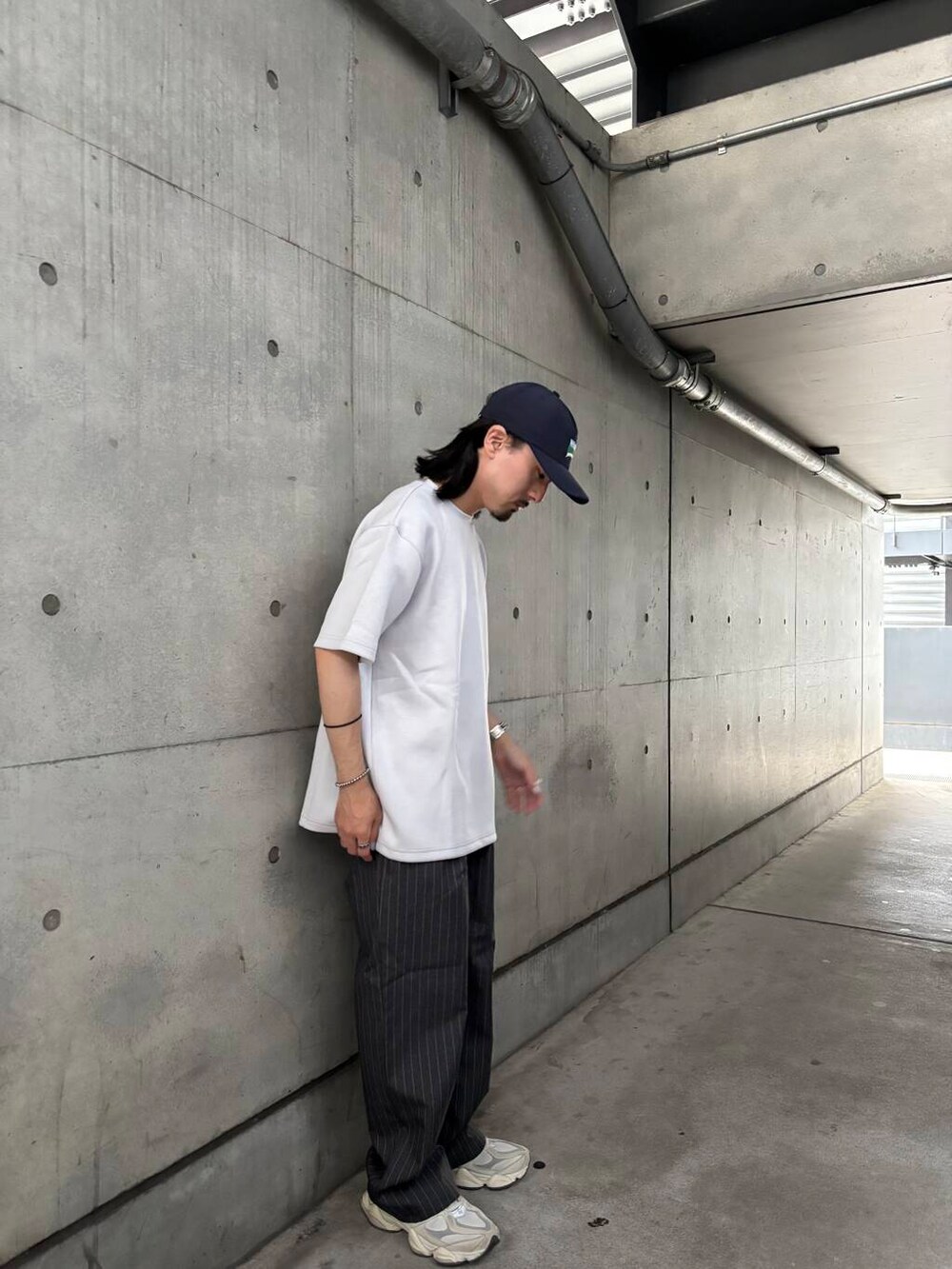 グレー系のTシャツ/カットソー、グレー系のその他パンツを着用したメンズの夏コーディネートの4枚目の写真