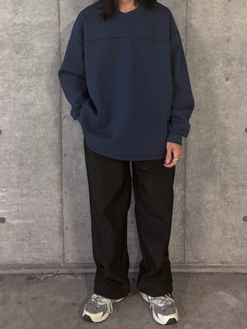 ブルー系のスウェットを着用したメンズの秋コーディネートの4枚目の写真