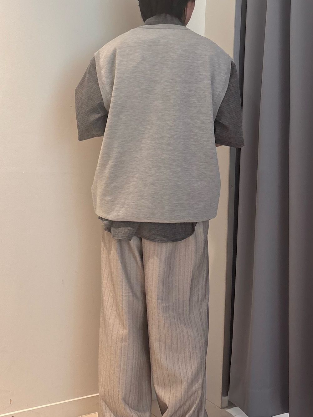ブラック系のシャツ/ブラウス、グレー系のベスト、ベージュ系のその他パンツを着用したメンズの夏コーディネートの4枚目の写真