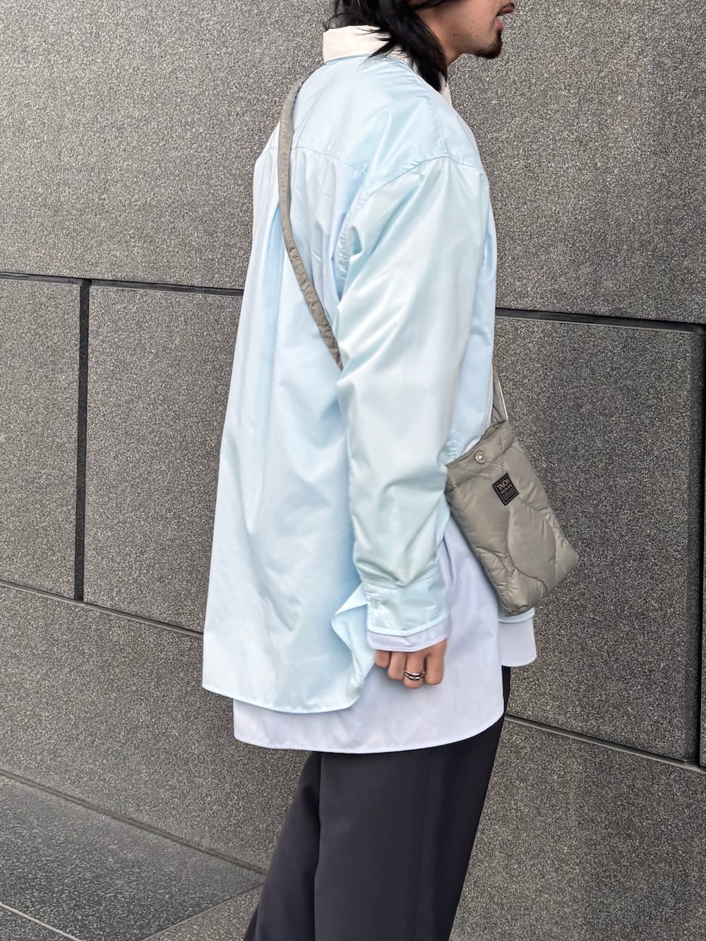 ブルー系のシャツ/ブラウス、グレー系のその他パンツを着用したメンズの春コーディネートの3枚目の写真