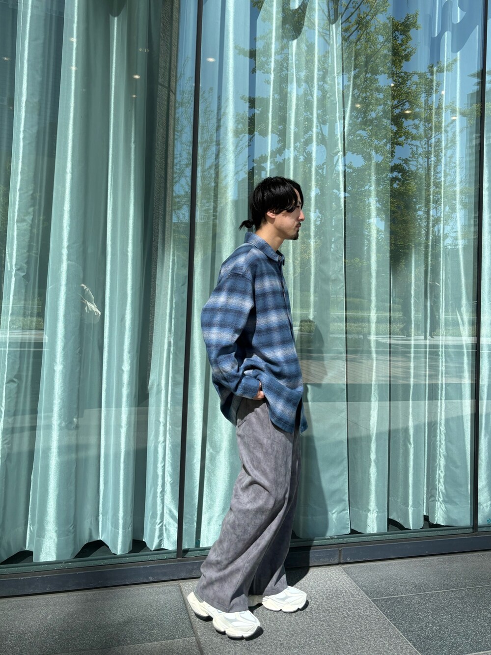 グレー系のその他パンツ、ブルー系のシャツ/ブラウスを着用したメンズの秋コーディネートの3枚目の写真