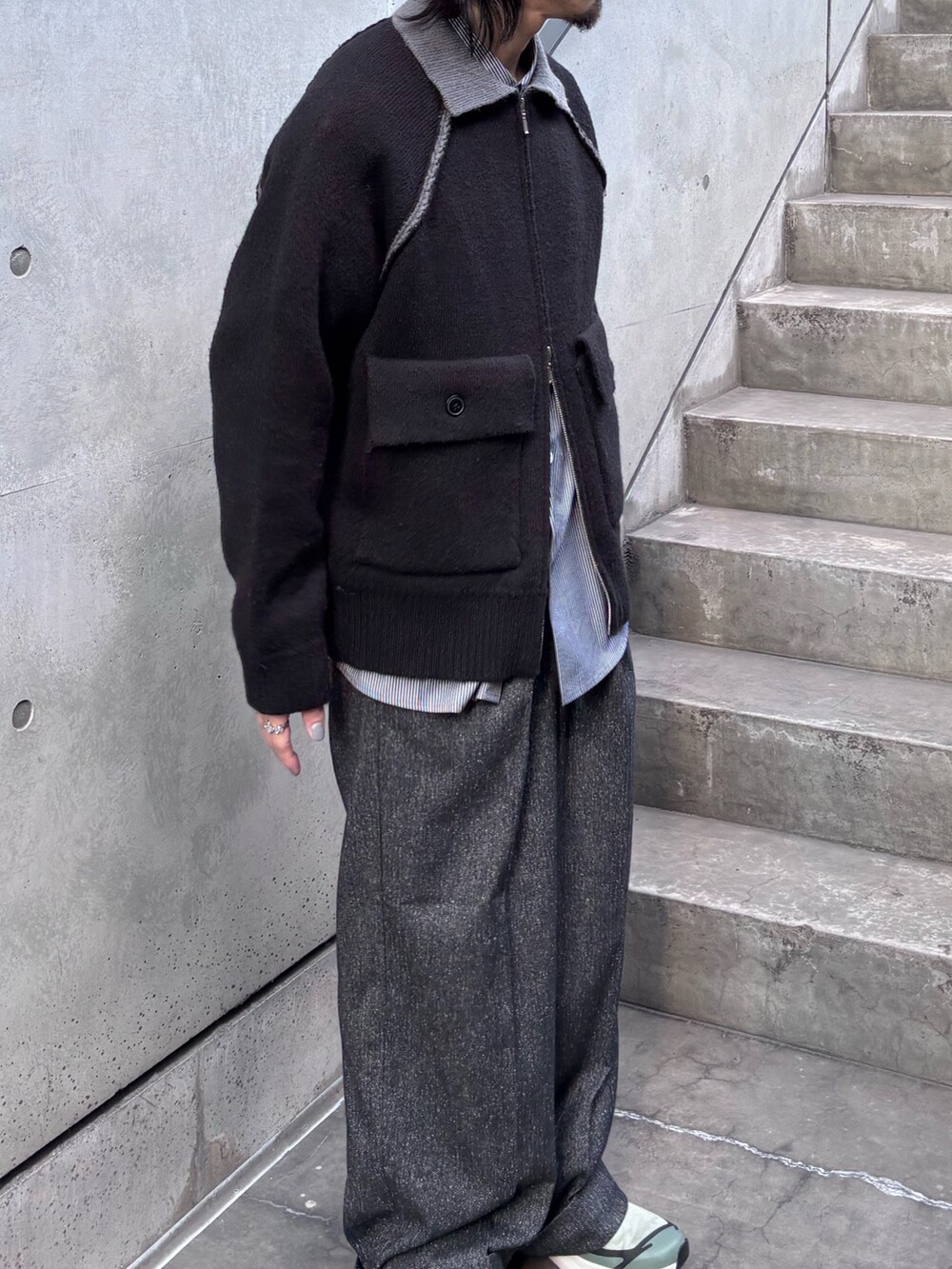 ブラック系のシャツ/ブラウス、ブラック系のその他パンツ、ブラック系のブルゾンを着用したメンズの秋コーディネートの2枚目の写真
