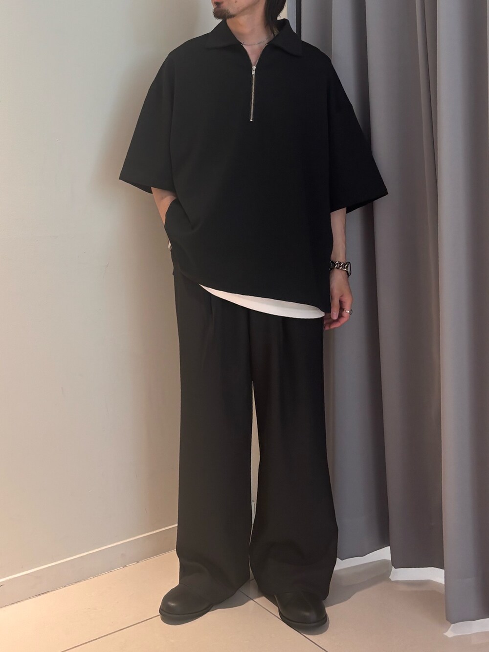 ブラック系のその他パンツ、ブラック系のTシャツ/カットソー、ホワイト系のタンクトップを着用したメンズの夏コーディネートの3枚目の写真