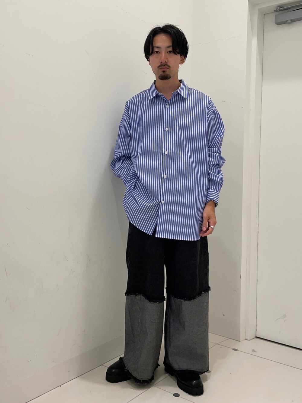 ホワイト系のシャツ/ブラウス、ブラック系のデニムパンツを着用したメンズの秋コーディネートの3枚目の写真