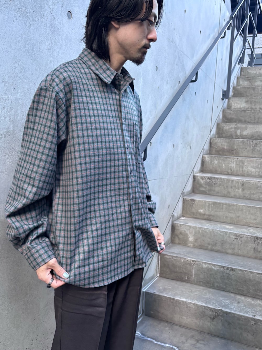 ブラウン系のシャツ/ブラウス、グレー系のその他パンツを着用したメンズの秋コーディネートの2枚目の写真