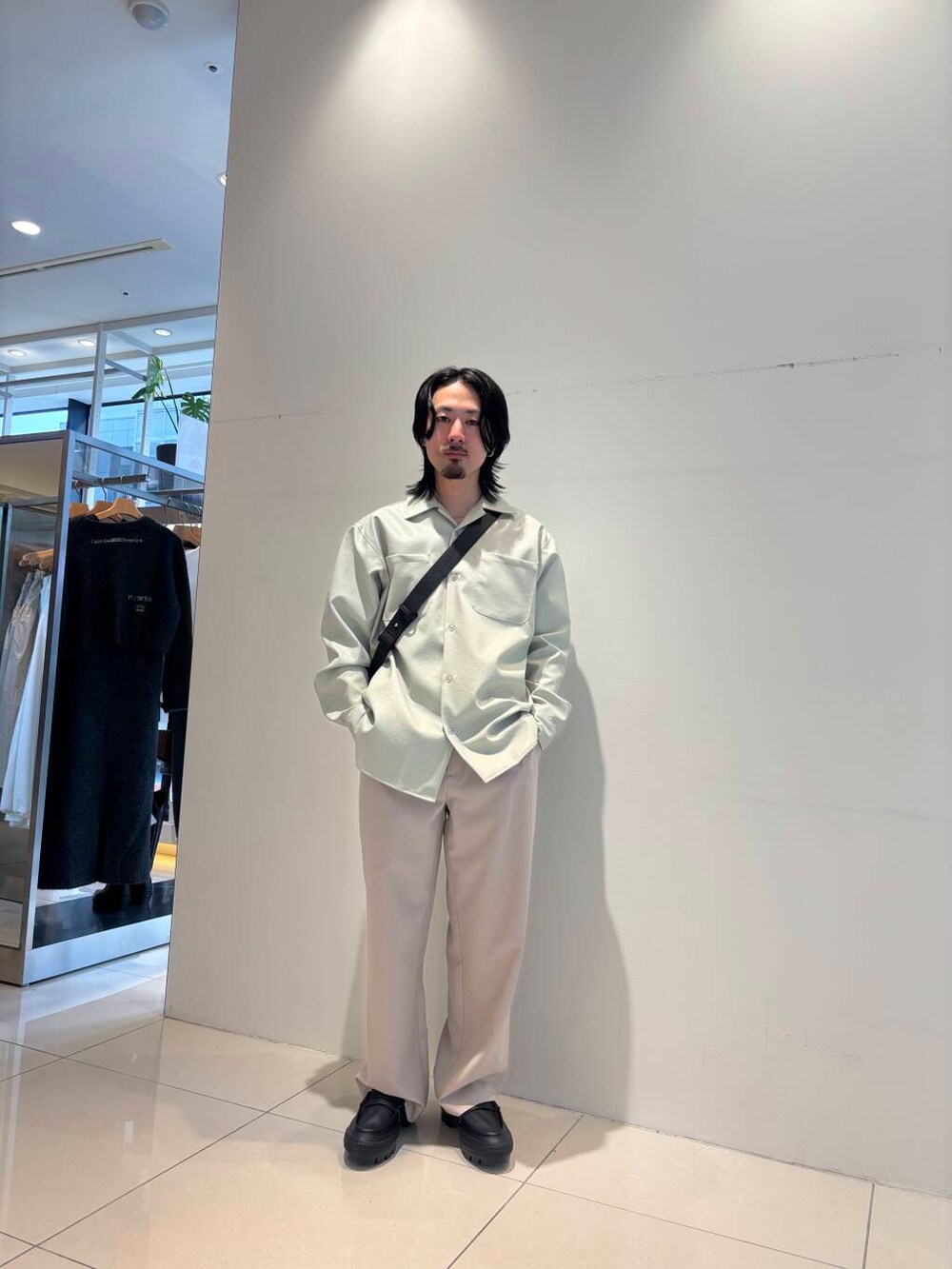 ベージュ系のシャツ/ブラウス、ベージュ系のその他パンツを着用したメンズの冬コーディネートの3枚目の写真