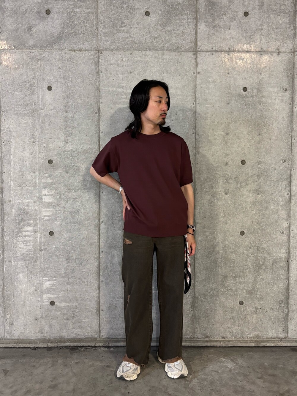 ブラウン系のニット/セーター、ブラウン系のデニムパンツを着用したメンズの秋コーディネートの3枚目の写真