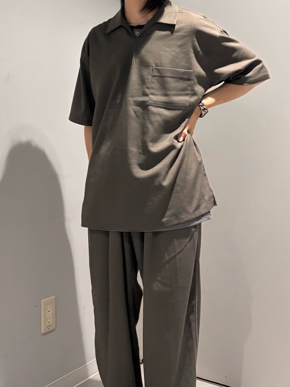 グレー系のその他パンツ、グレー系のシャツ/ブラウス、ブラック系のタンクトップを着用したメンズの夏コーディネートの3枚目の写真