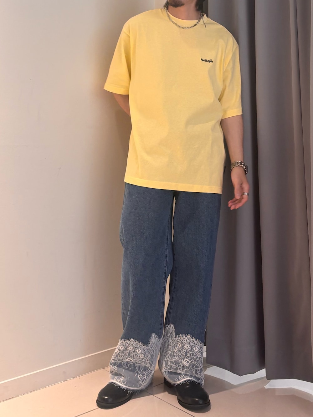 ブルー系のその他パンツを着用したメンズの春コーディネートの4枚目の写真