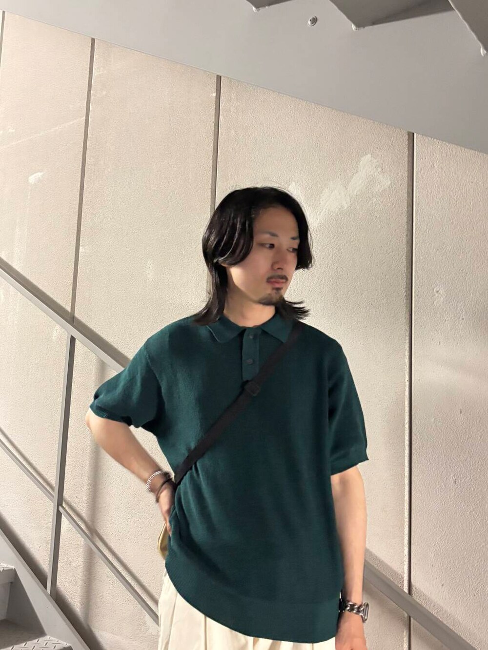 グリーン系のニット/セーター、ベージュ系のその他パンツを着用したメンズの夏コーディネートの4枚目の写真