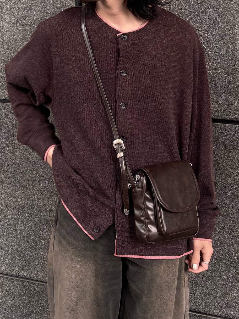 ブラック系のデニムパンツ、ブラウン系のカーディガン/ボレロ、ブラウン系のショルダーバッグを着用したメンズの春コーディネートの2枚目の写真