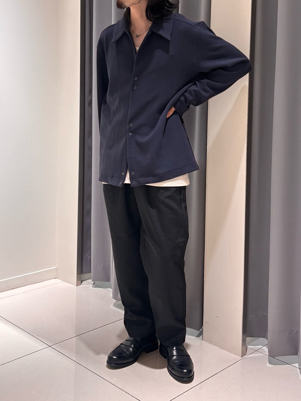 ブラック系のその他パンツ、ブルー系のカーディガン/ボレロを着用したメンズの秋コーディネートの3枚目の写真