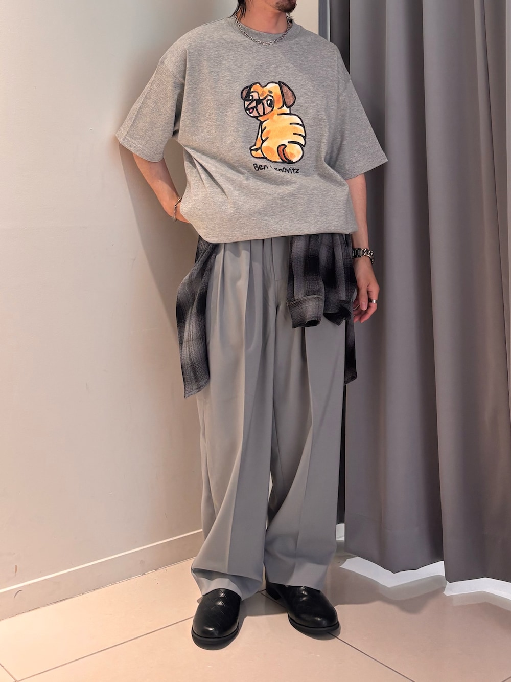 グレー系のTシャツ/カットソー、グレー系のその他パンツ、ブラック系のシャツ/ブラウスを着用したメンズの春コーディネートの4枚目の写真