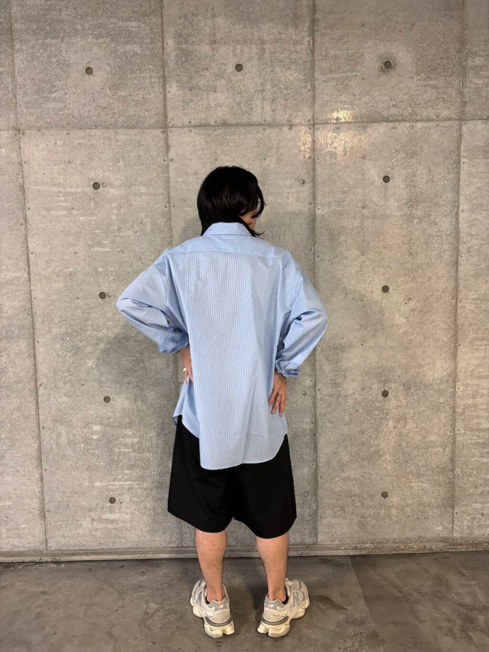 ブラック系のその他パンツ、ブルー系のシャツ/ブラウスを着用したメンズの夏コーディネートの2枚目の写真