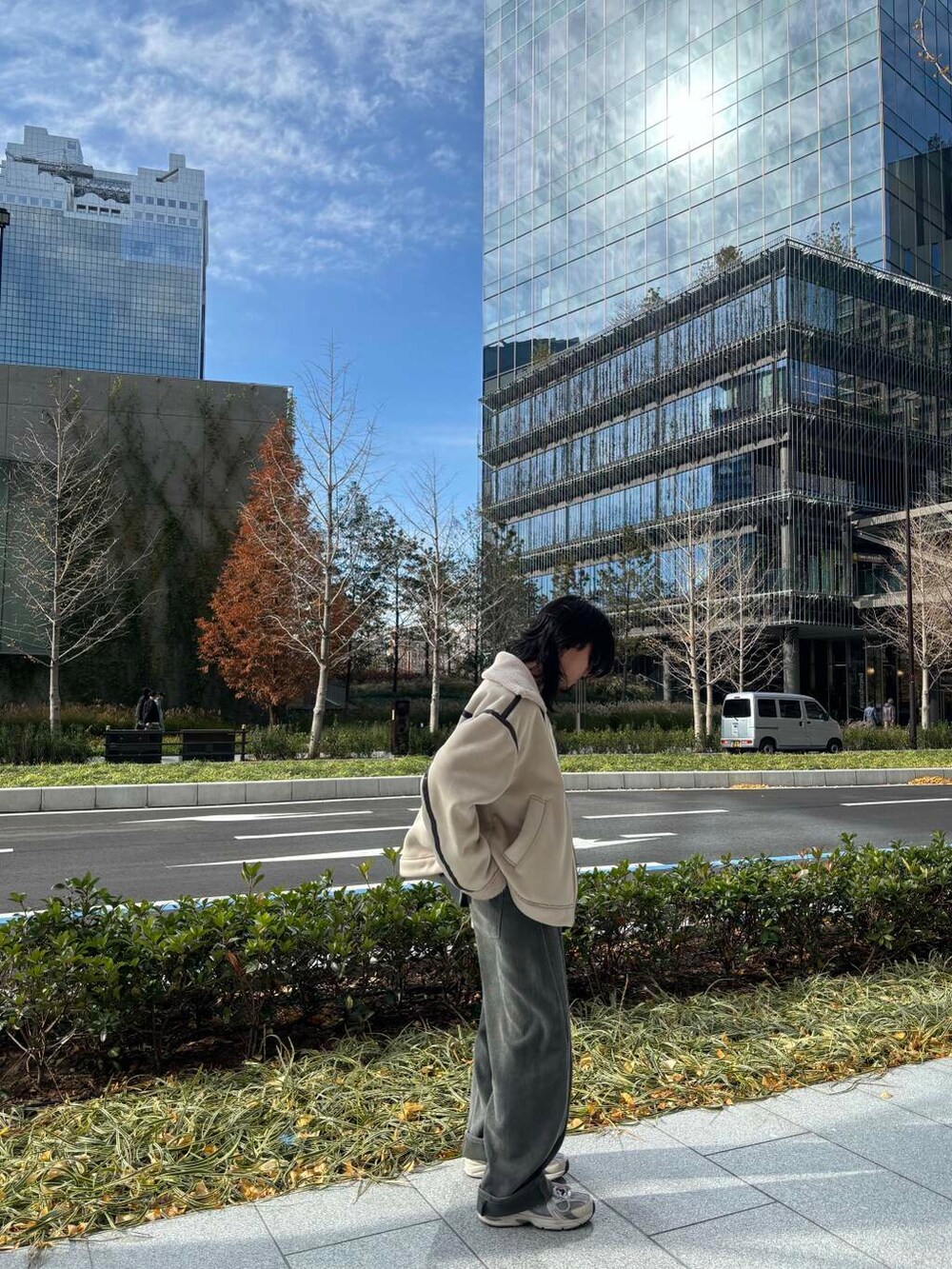 グリーン系のその他パンツ、ベージュ系のブルゾン、グレー系のTシャツ/カットソーを着用したメンズの冬コーディネートの3枚目の写真