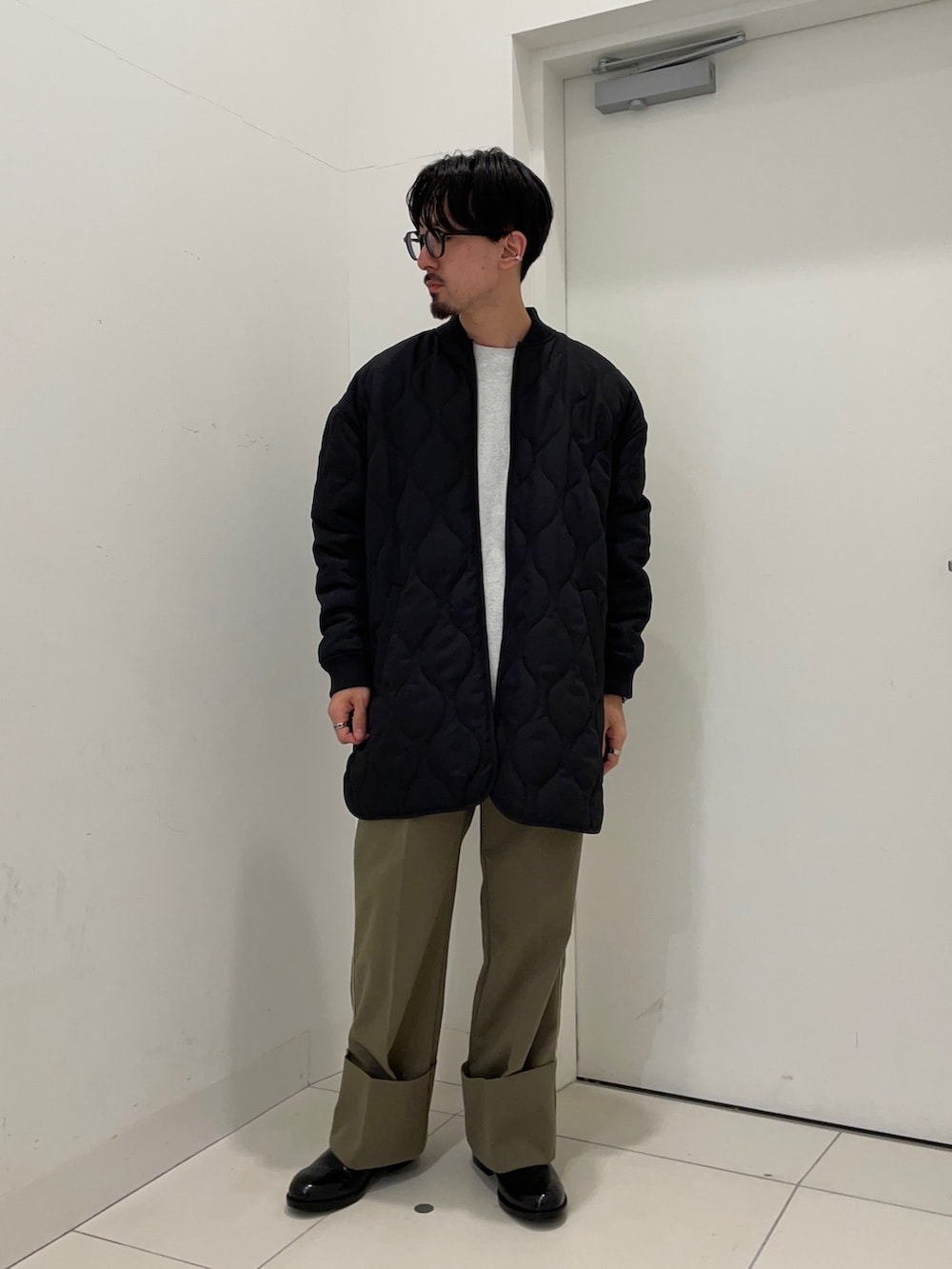 ホワイト系のダウンジャケット/コートを着用したメンズの冬コーディネートの2枚目の写真