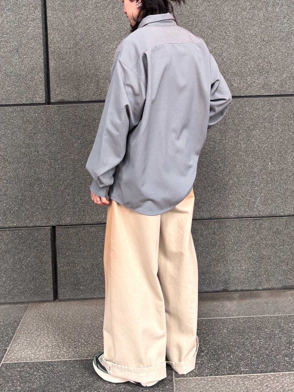 グリーン系のデニムパンツ、ブルー系のシャツ/ブラウスを着用したメンズの春コーディネートの5枚目の写真