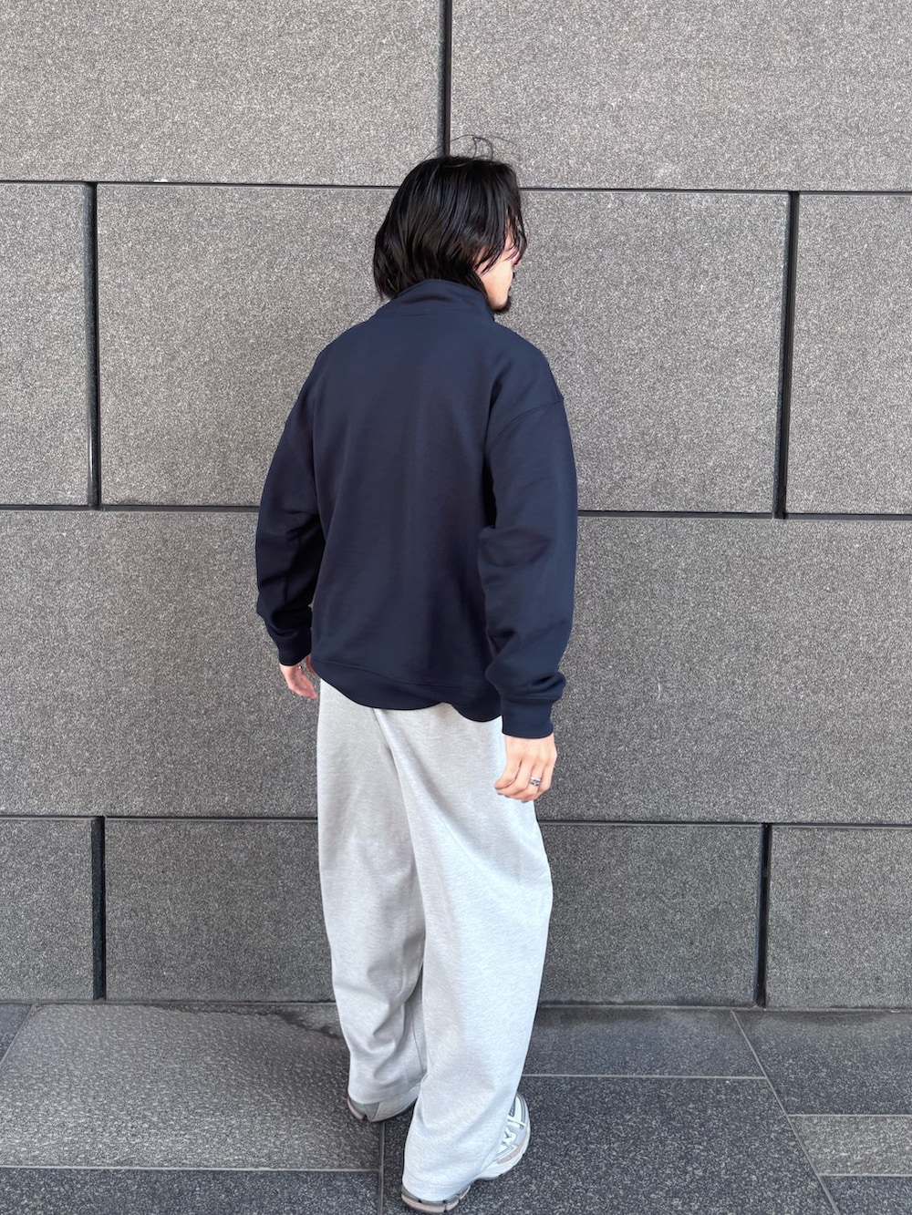 グレー系のその他パンツ、ブルー系のスウェットを着用したメンズの冬コーディネートの3枚目の写真