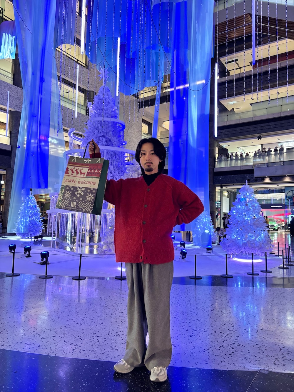 レッド系のカーディガン/ボレロ、グレー系のその他パンツ、ブラック系のニット/セーターを着用したメンズの冬コーディネートの3枚目の写真