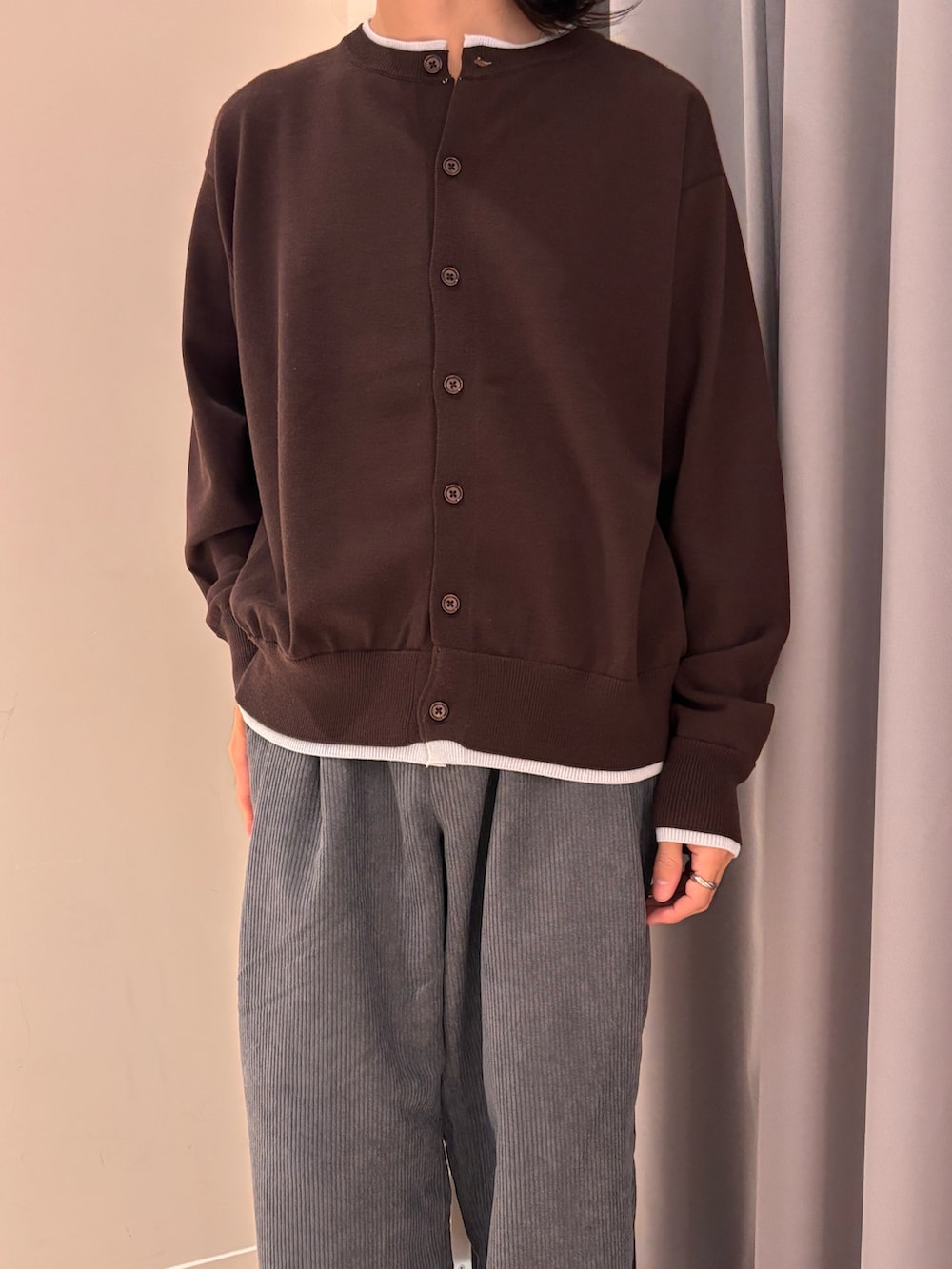 グレー系のその他パンツ、ブラウン系のカーディガン/ボレロを着用したメンズの秋コーディネートの3枚目の写真