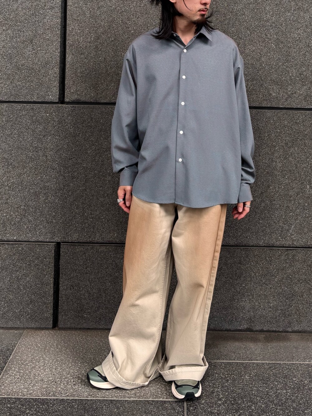 グリーン系のデニムパンツ、ブルー系のシャツ/ブラウスを着用したメンズの春コーディネートの2枚目の写真