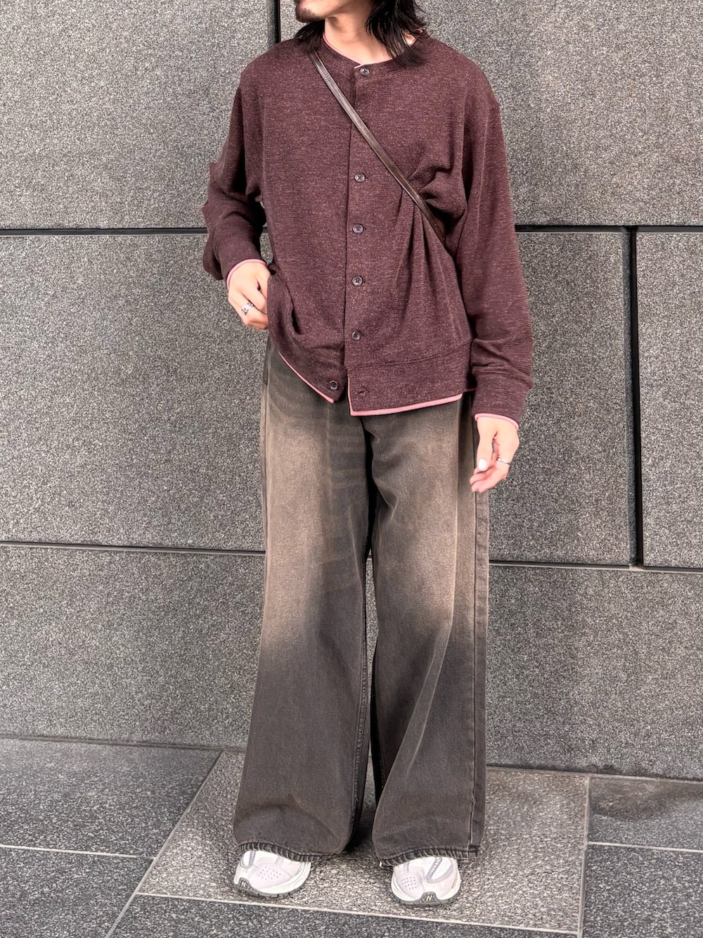 ブラック系のデニムパンツ、ブラウン系のカーディガン/ボレロ、ブラウン系のショルダーバッグを着用したメンズの春コーディネートの3枚目の写真