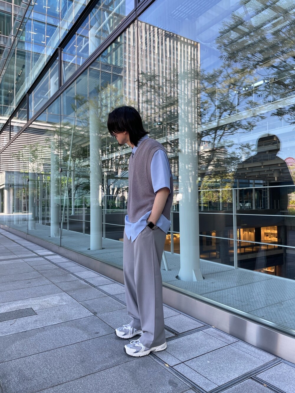 グレー系のスラックス、ブルー系のシャツ/ブラウス、グレー系のベストを着用したメンズの夏コーディネートの3枚目の写真