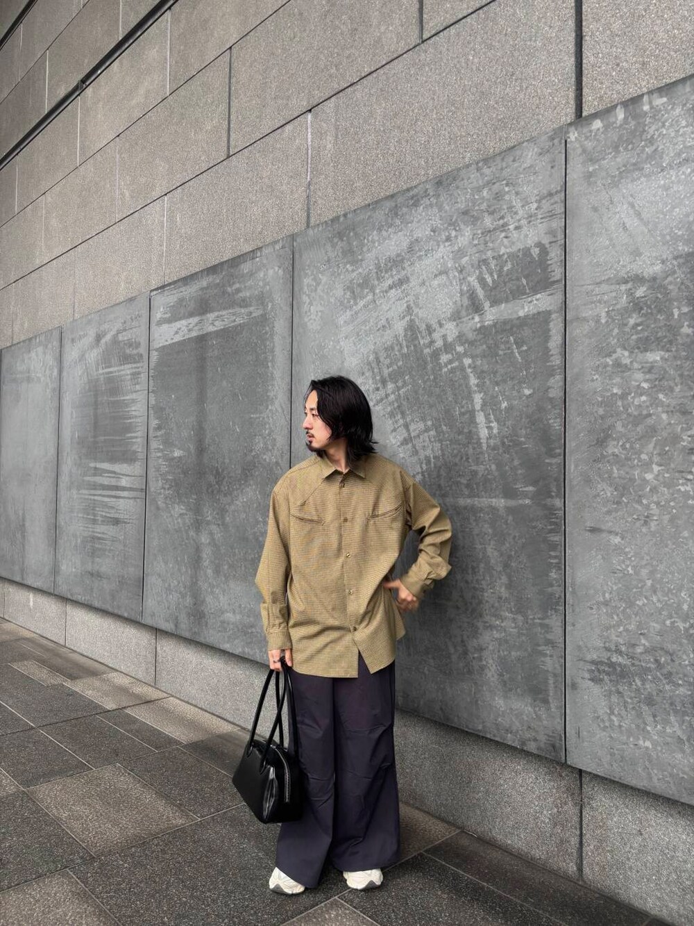 グリーン系のシャツ/ブラウス、グレー系のその他パンツを着用したメンズの春コーディネートの3枚目の写真