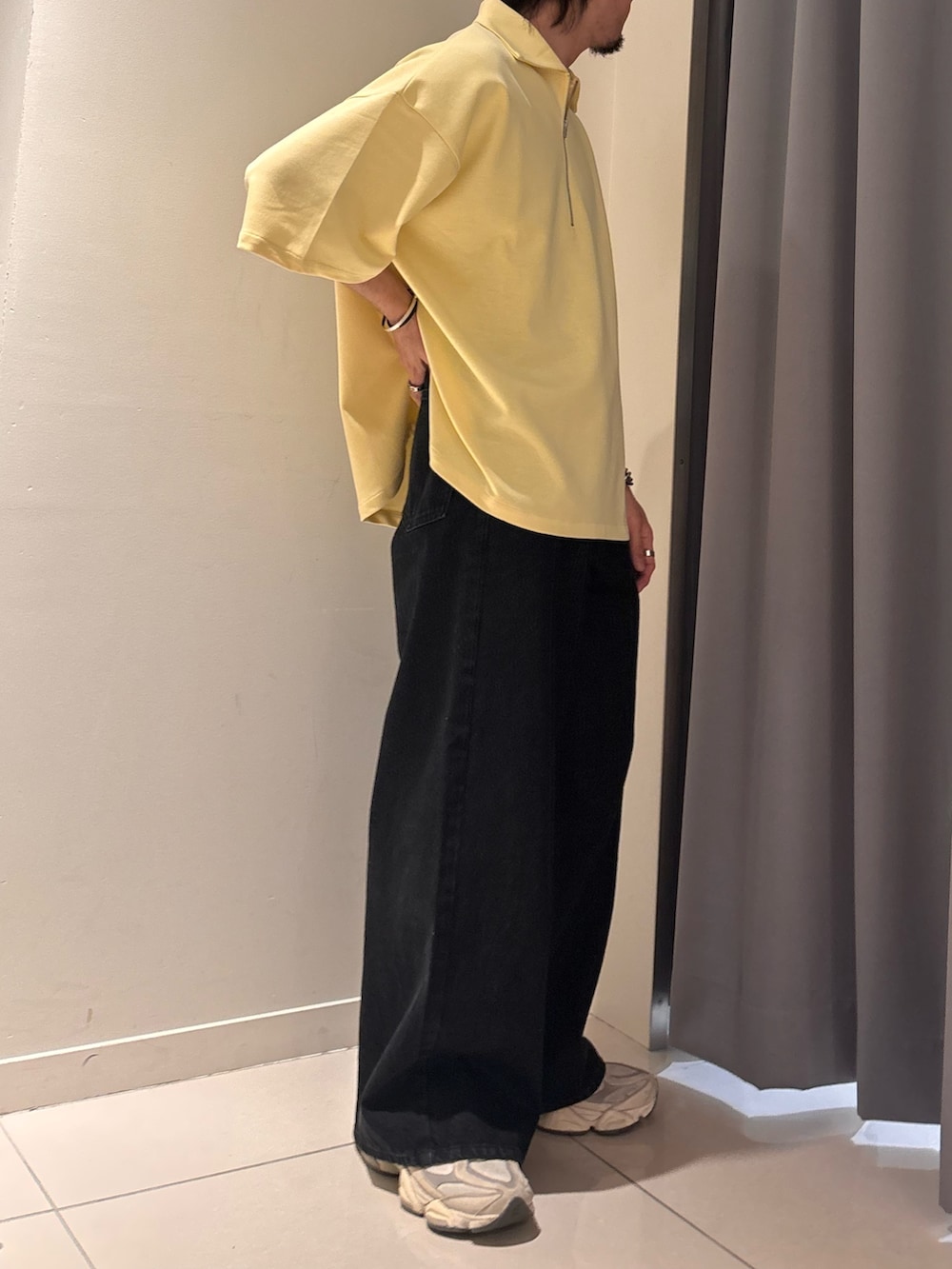 イエロー系のTシャツ/カットソー、ブラック系のデニムパンツを着用したメンズの春コーディネートの3枚目の写真