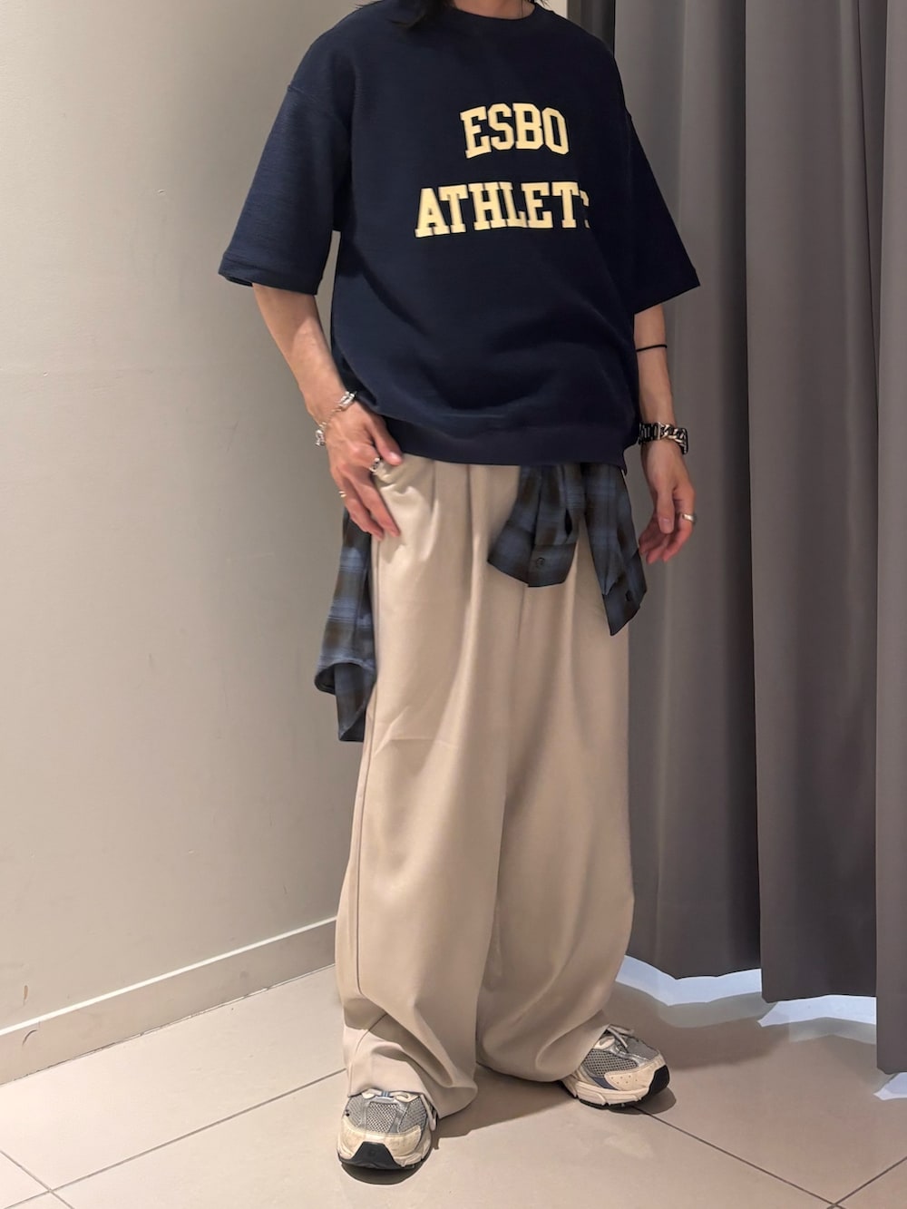 ベージュ系のその他パンツ、ブルー系のスウェット、グレー系のシャツ/ブラウスを着用したメンズの春コーディネートの4枚目の写真