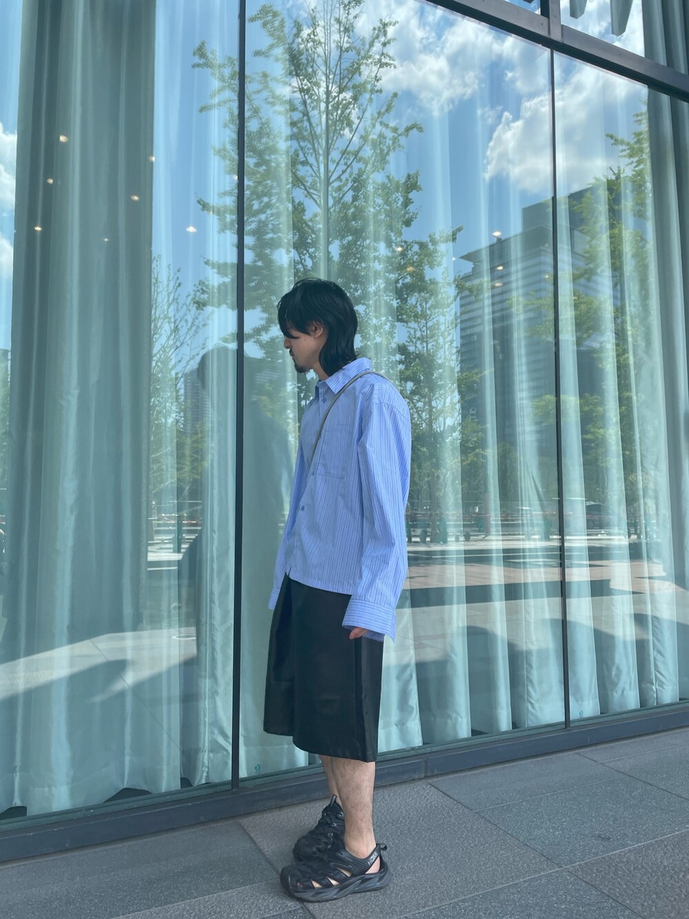 ブルー系のシャツ/ブラウス、ブラック系のその他パンツを着用したメンズの夏コーディネートの2枚目の写真