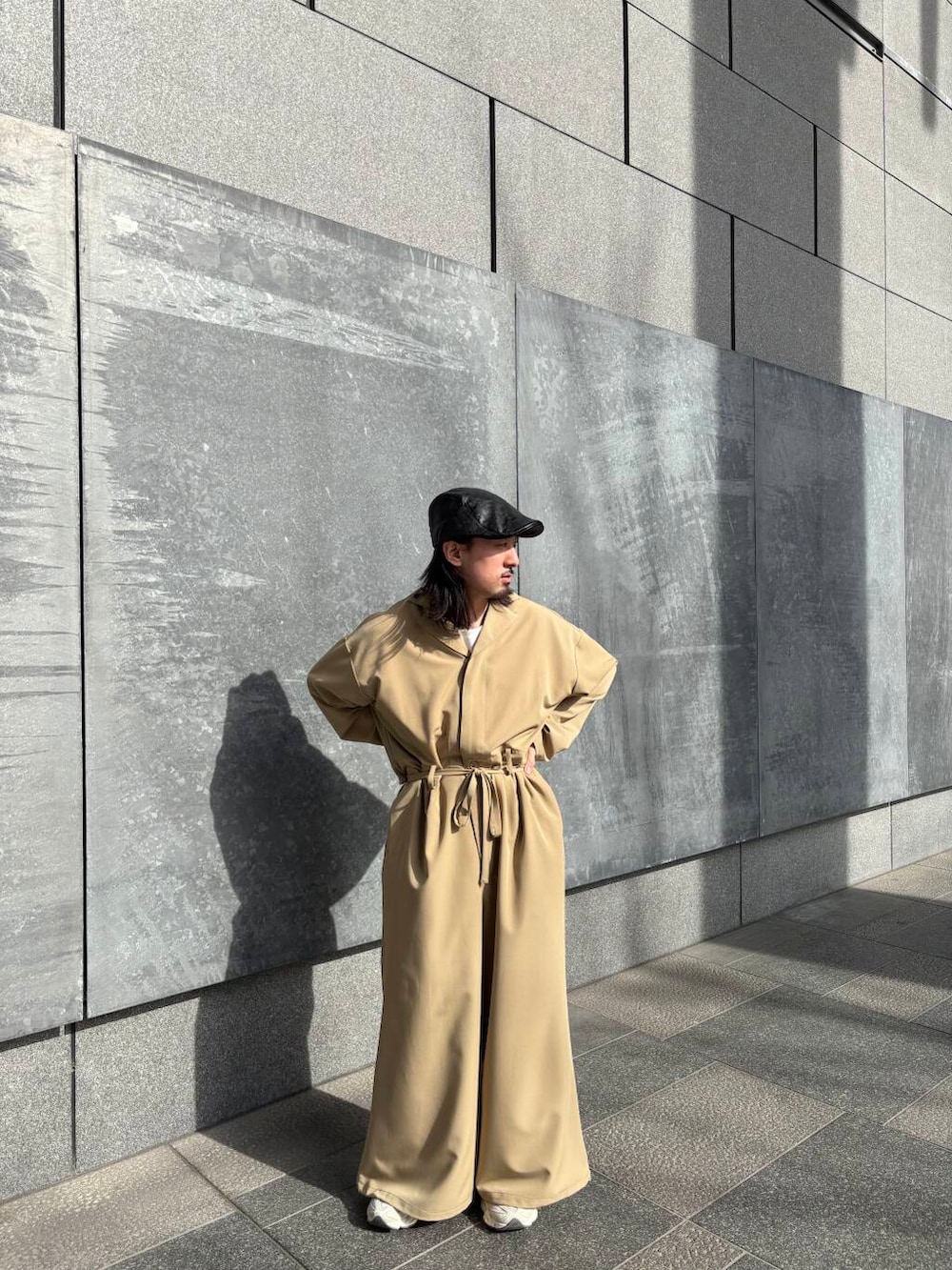 ベージュ系のその他パンツを着用したメンズの春コーディネートの2枚目の写真